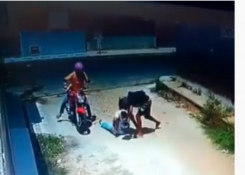 Câmera flagra quatro homens roubando moto de camelô na zona Norte de Teresina